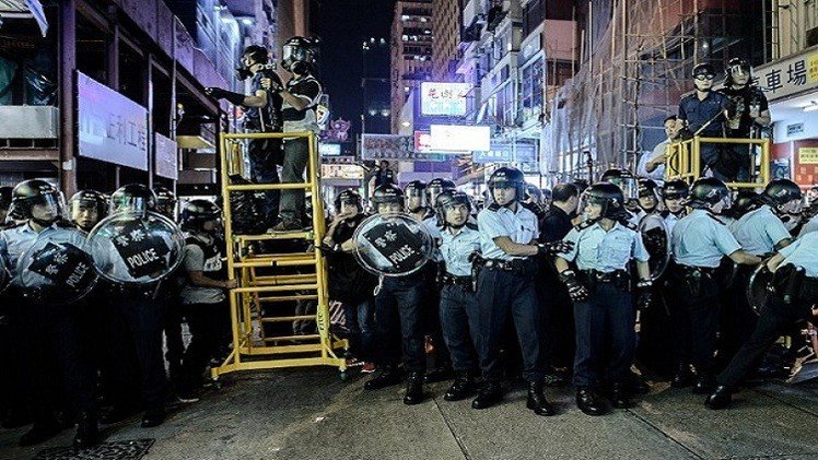 كر وفر بين المتظاهرين والشرطة في هونغ كونغ
