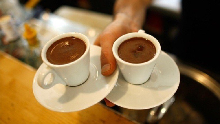 القهوة تخفض احتمال الإصابة بالزهايمر