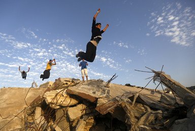 رياضة الباركور تعيد الحياة على أنقاض غزة