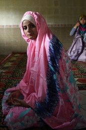 صورة للمتسابقة نازرين من الهند بعد أداء الصلاة في مدينة يوجياكارتا يوم 17 نوفمبر/تشرين الثاني