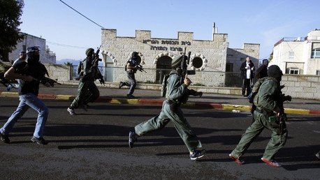 توجه قوات الأمن الإسرائيلية إلى موقع الحادث