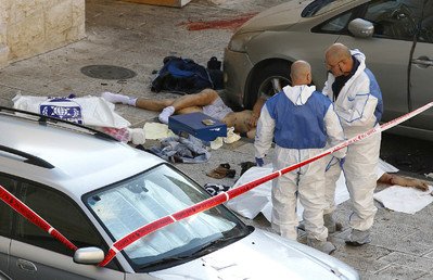 شرطة الفحص الجنائي الإسرائيلية قرب جثث المشتبه بتنفيذهم الهجوم