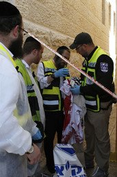 فحص ألبسة ملطخة بالدماء من موقع الحادث