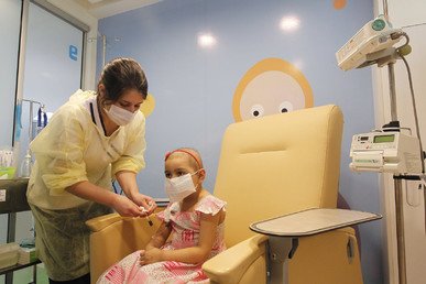  أليكساندرا مونوز مع الممرضة بالمستشفى قبل الحصول على باروكة آفاتي 