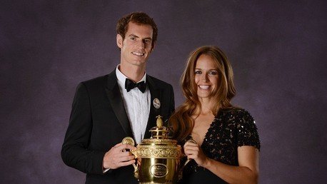 لاعب التنس البريطاني أندي موراي يحمل كأس بطولة ويمبلدون في 2013 مع كيم سيرز