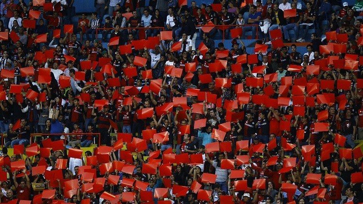 بالفيديو.. إصابة 20 عنصرا من الشرطة بينهم نساء بعد اعتداء الجماهير عليهم