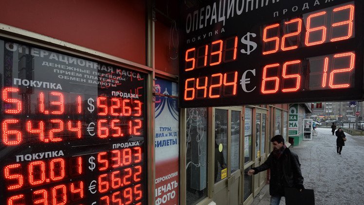 الروبل يستعيد بعض خسائره الصباحية