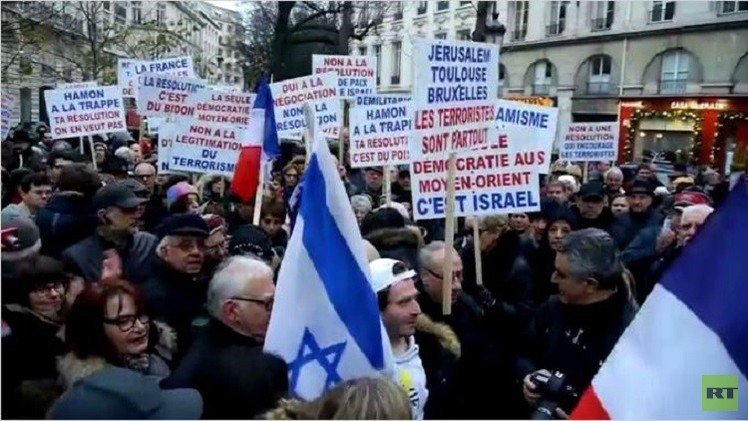 أنصار إسرائيل يتظاهرون في باريس ضد الاعتراف الفرنسي بالدولة الفلسطينية (فيديو)