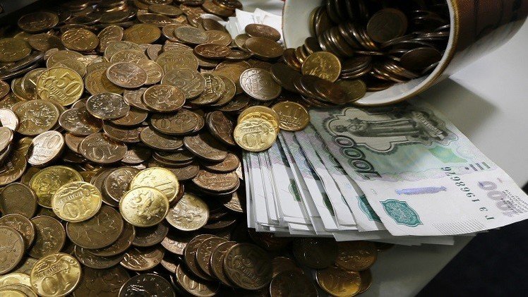الروبل يتراجع إلى مستويات قياسية جديدة أمام الدولار  