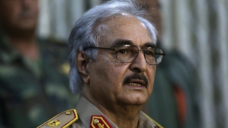 صحيفة: معركة خفية بين فرنسا وبريطانيا حول حفتر