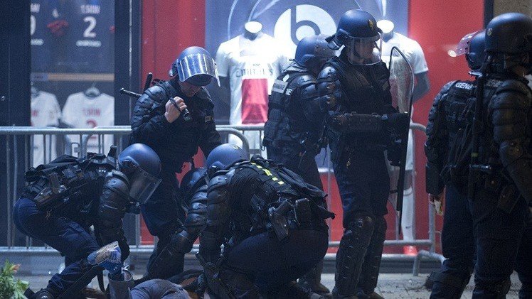 طعن مشجعين لسان جيرمان في برشلونة