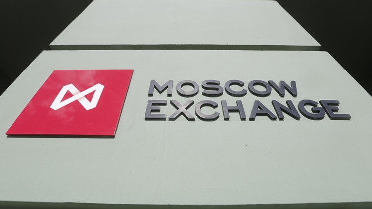 المؤشرات الروسية تتراجع على خلفية هبوط الروبل والنفط 