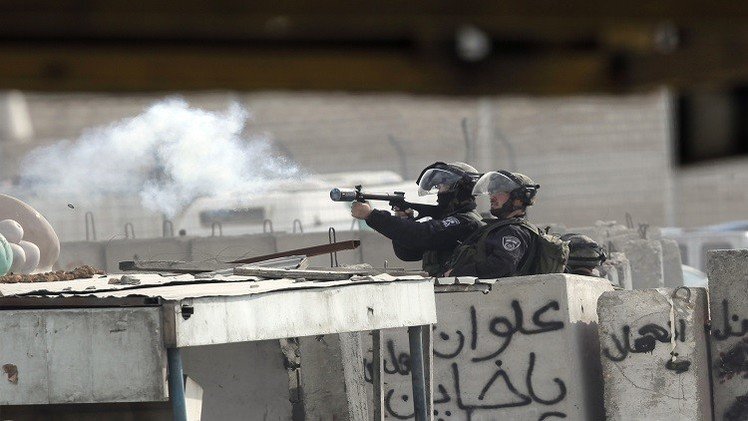 اعتقالات ومواجهات عنيفة بين الشرطة الإسرائيلية وفلسطينيين في القدس والضفة