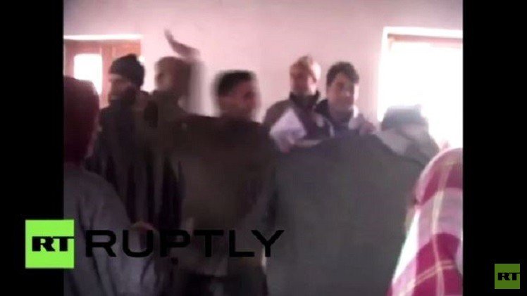 مرشح من الحزب الحاكم في الهند يعتدي على أحد الناخبين في دائرة الاقتراع (فيديو)