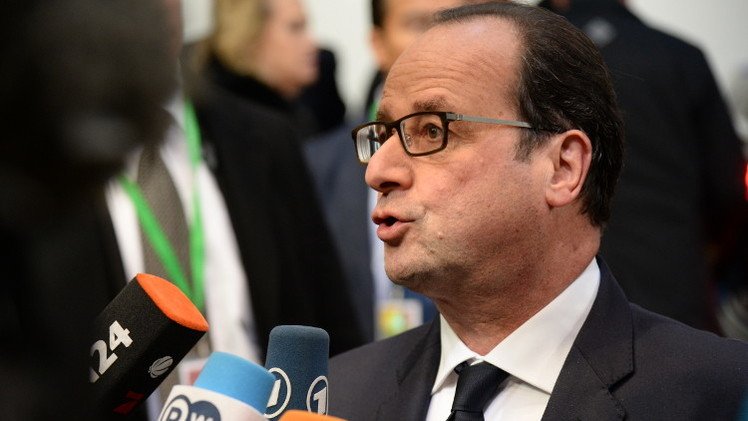 هولاند يتحدث عن إمكانية تخفيف العقوبات المفروضة على روسيا