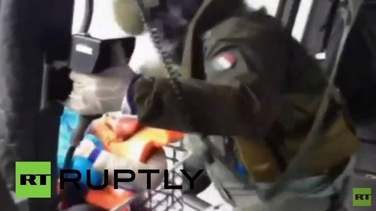 بالفيديو .. الهليكوبتر تنقذ ركاب عبّارة محترقة 