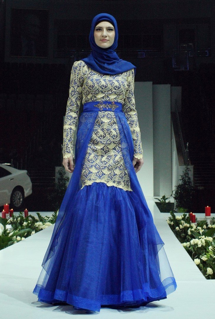 Padam Fashion House عارضة أزياء تعرض بدلة من   