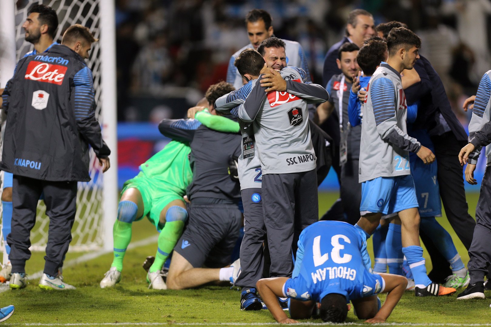 لاعب فريق نابولي الجزائري فوزي غلام يسجد شكرا لله بعد الفوز بكأس السوبر