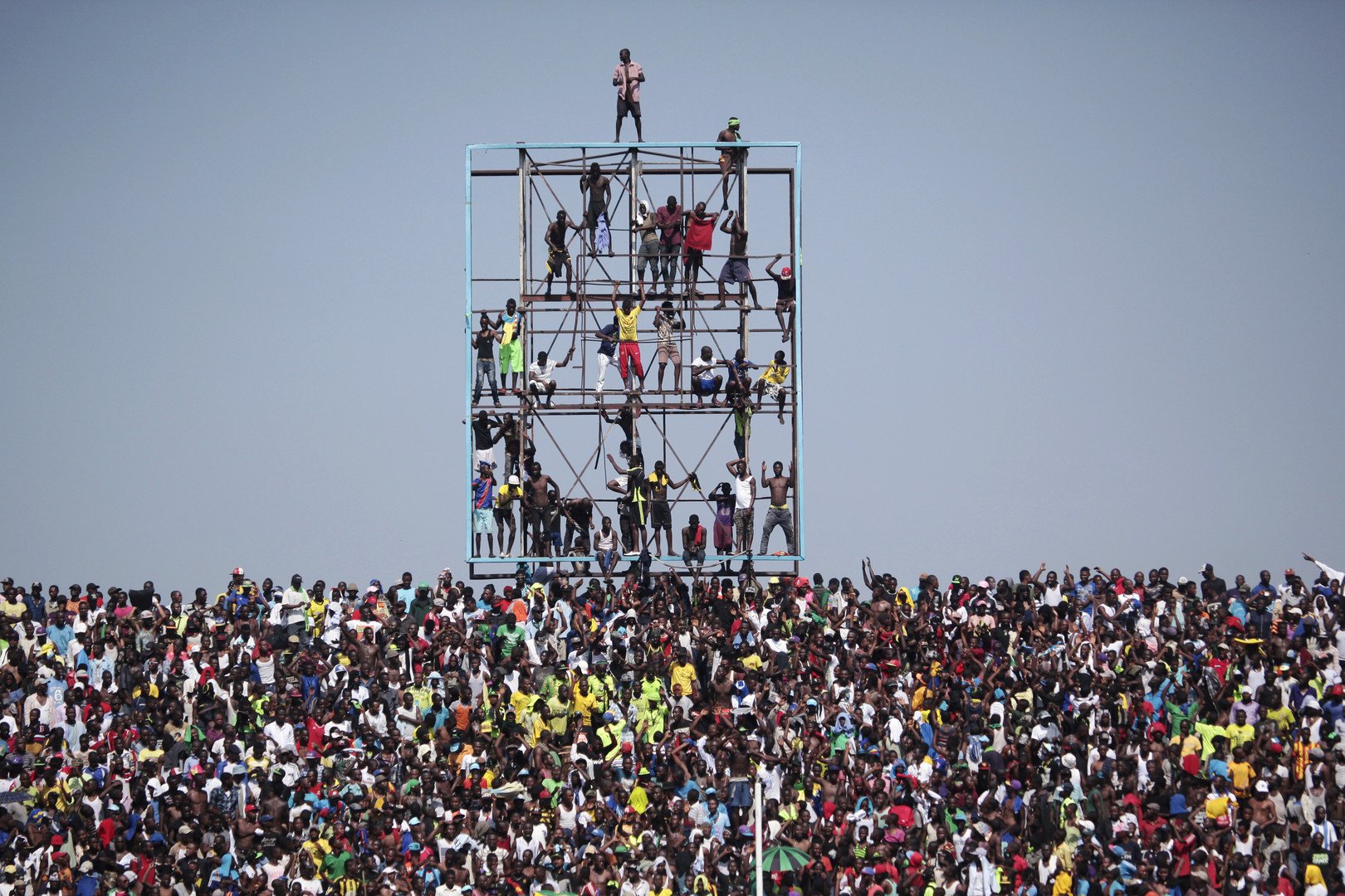 مشجعون يتسلقون برجا حديديا لمشاهدة المباراة بين ساحل العاج وجمهورية الكونغو الديمقراطية 