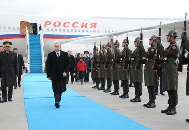 الرئيس الروسي فلاديمير بوتين خلال استقباله في مطار أسينبوجا بأنقرة
