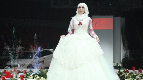 عارضة أزياء تعرض بدلة الزفاف