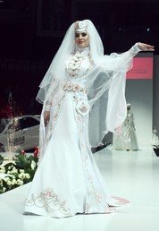 عارضة أزياء تعرض بدلة الزفاف