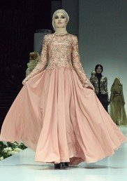 Padam Fashion House عارضة أزياء تعرض بدلة من   