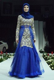 Padam Fashion House عارضة أزياء تعرض بدلة من   
