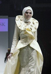  AM&SK عارضة أزياء تعرض بدلة من مجموعة 