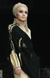  AM&SK عارضة أزياء تعرض بدلة من مجموعة