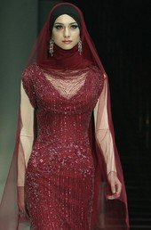 AM&SK عارضة أزياء تعرض بدلة من مجموعة