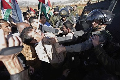 زياد أبو عين في مسيرة مناهضة للاستيطان يوم وفاته، 10 ديسمبر