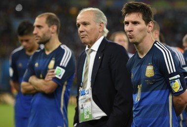   كابتن المنتخب الأرجنتيني ليونيل ميسي ومدربه أليخاندرو سابيلا والمدافع زاباليتا - 