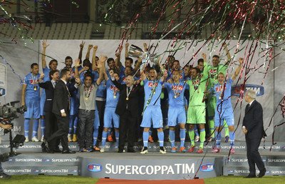 نابولي يعود من الدوحة بكأس السوبر الإيطالي