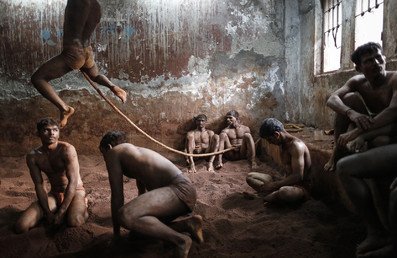 المصارعة الهندية التقليدية في الطين وكأنها صورة من سجون العصور القديمة 