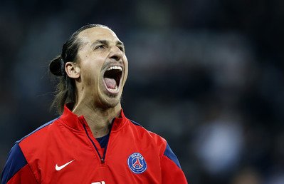 لاعب باريس سان جيرمان زلاتان ابراهيموفيتش خلال التدريبات قبل مواجهة نيس في الدوري الفرنسي 