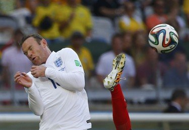 نجم إنكلترا واين روني يناضل لانتزاع الكرة مع لاعب كوستاريكا جونيور دياز في كأس العالم 