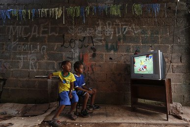 طفلان يشاهدان مباراة كأس العالم بين البرازيل والمكسيك في أحد الأحياء البرازيلية الفقيرة 