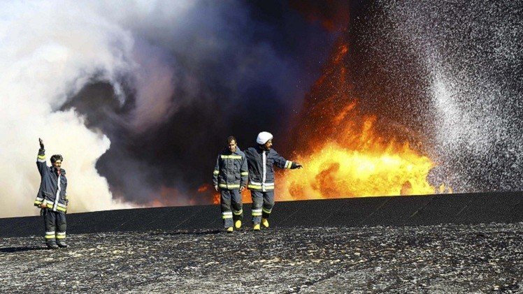 ليبيا: إخماد الحريق في مرفأ السدرة النفطي