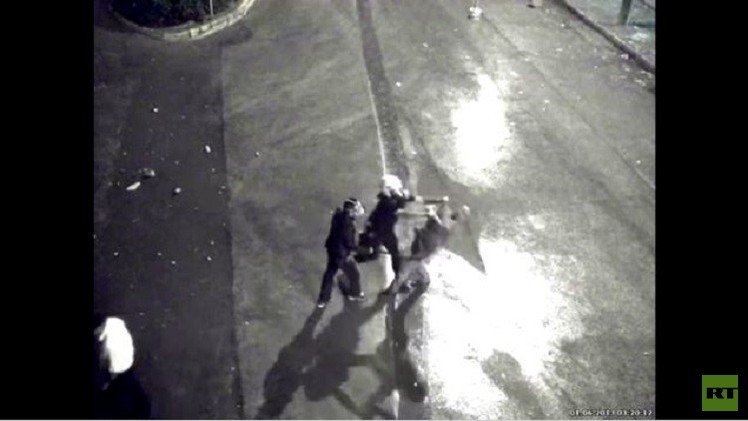 كاميرا المراقبة تغض الطرف عن مشهد اعتداء الشرطة على معارض (فيديو)