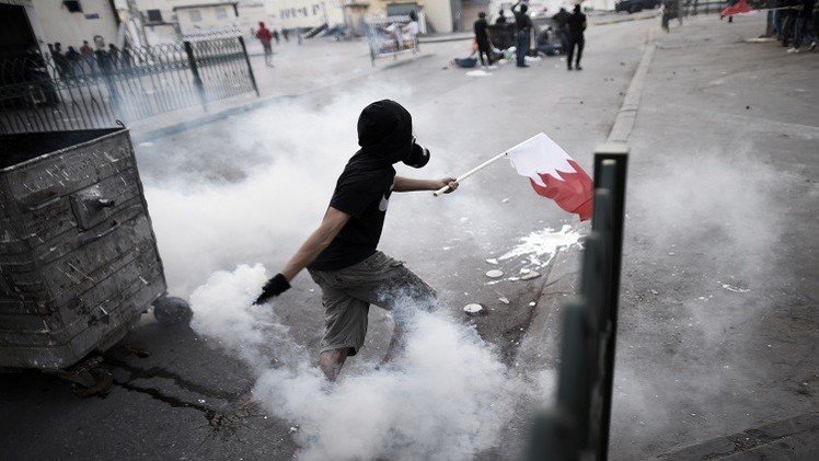 مظاهرات واشتباكات بين الشرطة ومحتجين على تمديد حبس معارض بحريني