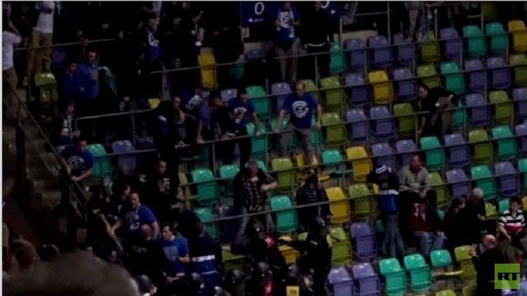 ألمانيا.. اشتباكات بين الشرطة ومشجعين على مدرجات كرة القدم (فيديو)