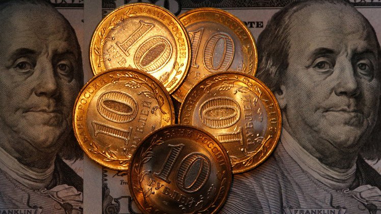 الروبل ينخفض مع تراجع النفط وخفض تصنيف روسيا 