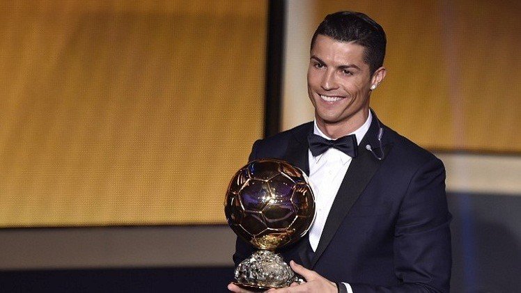 البرتغالي كريستيانو رونالدو يتوج بجائزة الكرة الذهبية 2014