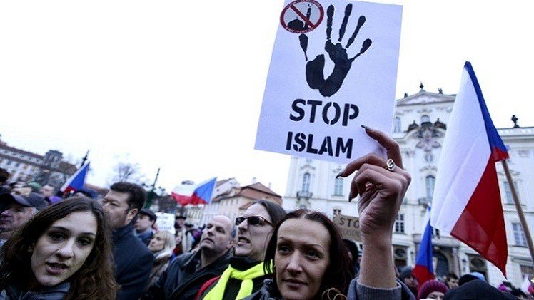 المئات يتظاهرون ضد "انتشار الإسلام" في التشيك
