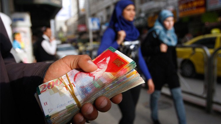 الحكومة الفلسطينية تنجح في تأمين جزء من رواتب موظفيها  