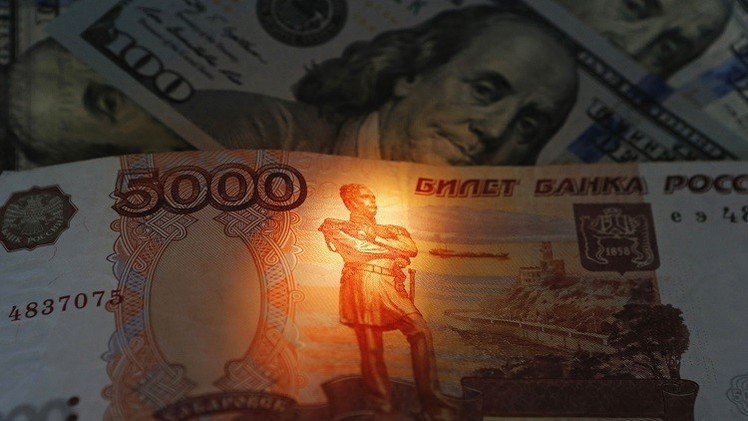 الروبل يبدأ تداولات الأسبوع على ارتفاع 