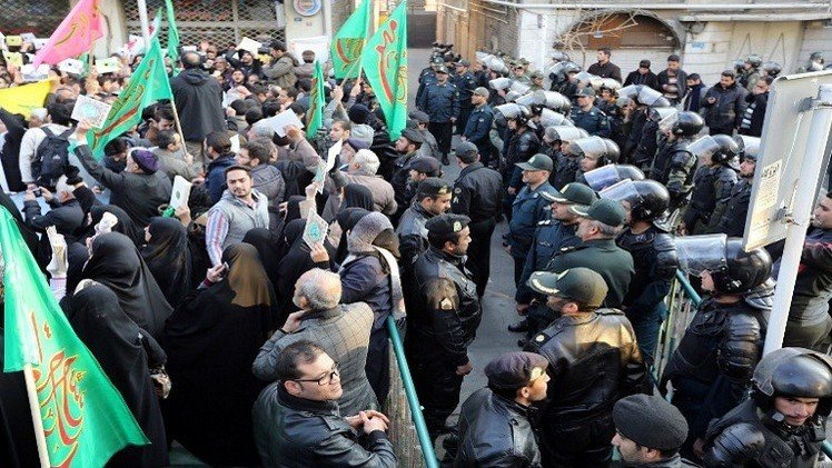 احتجاجات في طهران على رسوم صحيفة "شارلي إيبدو"