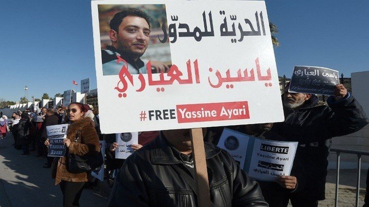 تونس.. حبس المدون ياسين العياري مدة عام بتهمة انتقاد المؤسسة العسكرية