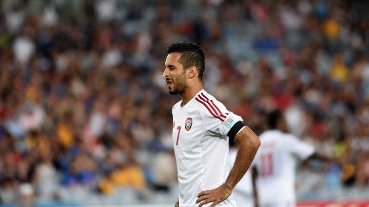 الإماراتي مبخوت يرفض الاحتفال بهدفه في اليابان حزنا على الملك السعودي (فيديو)